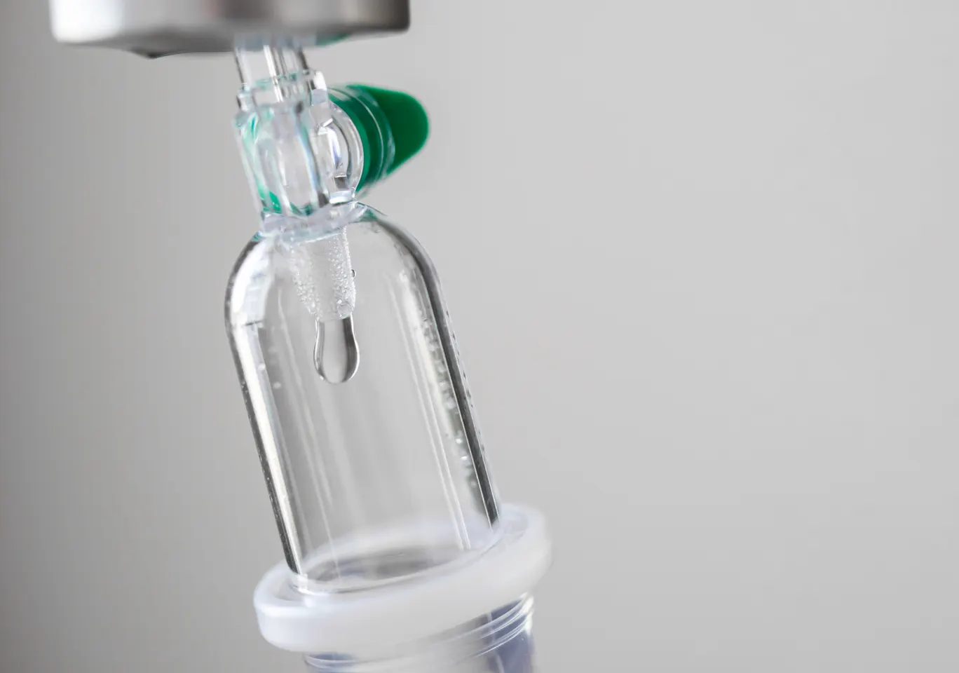 Kroplówki witaminowe Nowy Dwór Gdański: butelka infuzyjna z zaworem i drenem