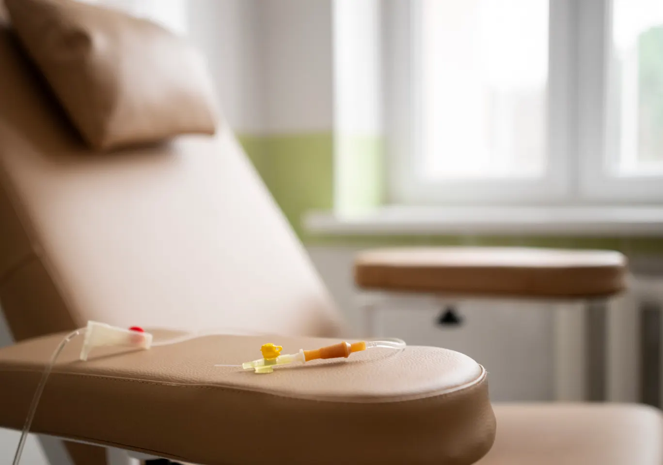 Kroplówki witaminowe Lębork: fotel zabiegowy z przygotowaną linią infuzyjną
