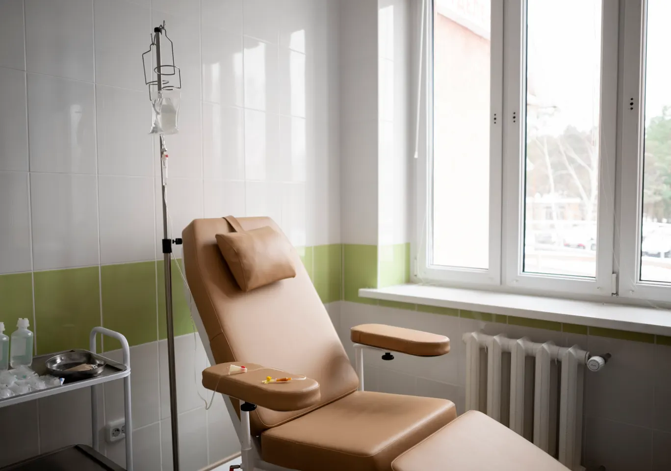Kroplówki witaminowe Starogard Gdański: gabinet zabiegowy z fotelem i stojakiem na kroplówkę