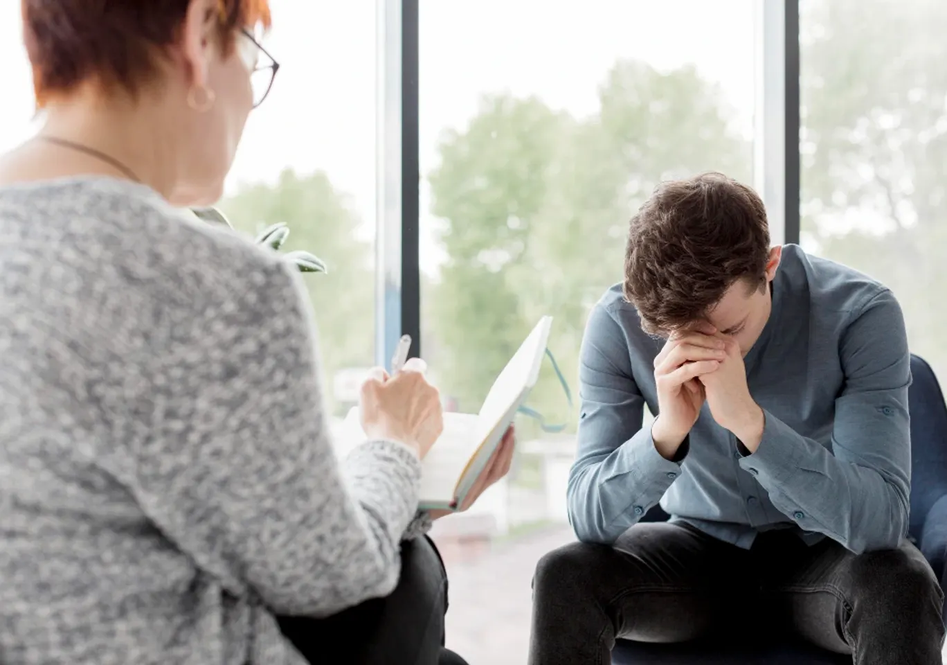 Leczenie uzależnień Gdańsk: konsultacja u terapeuty przy oknie