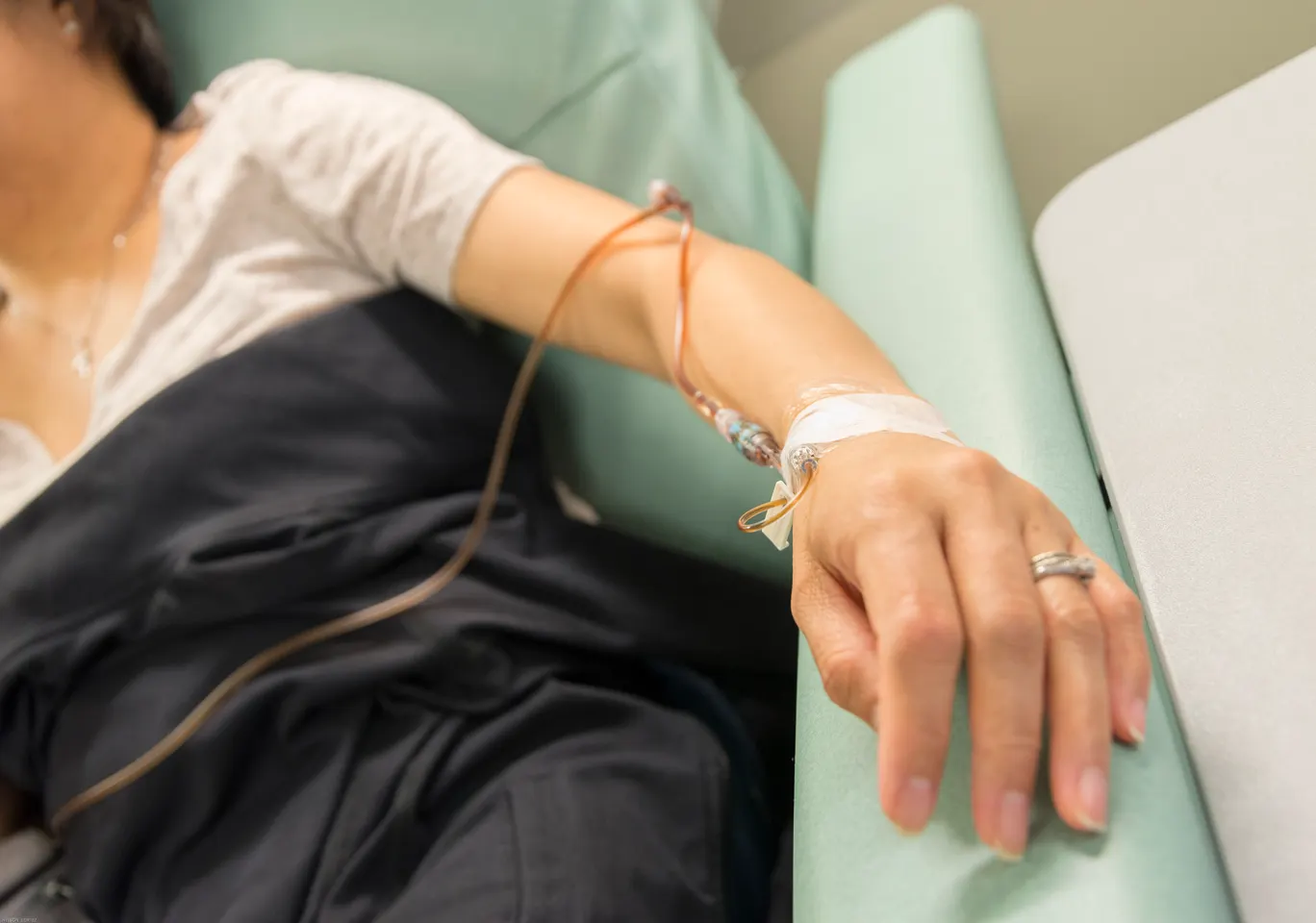 Kroplówki witaminowe Puck: ręka z podłączoną linią infuzyjną w trakcie zabiegu