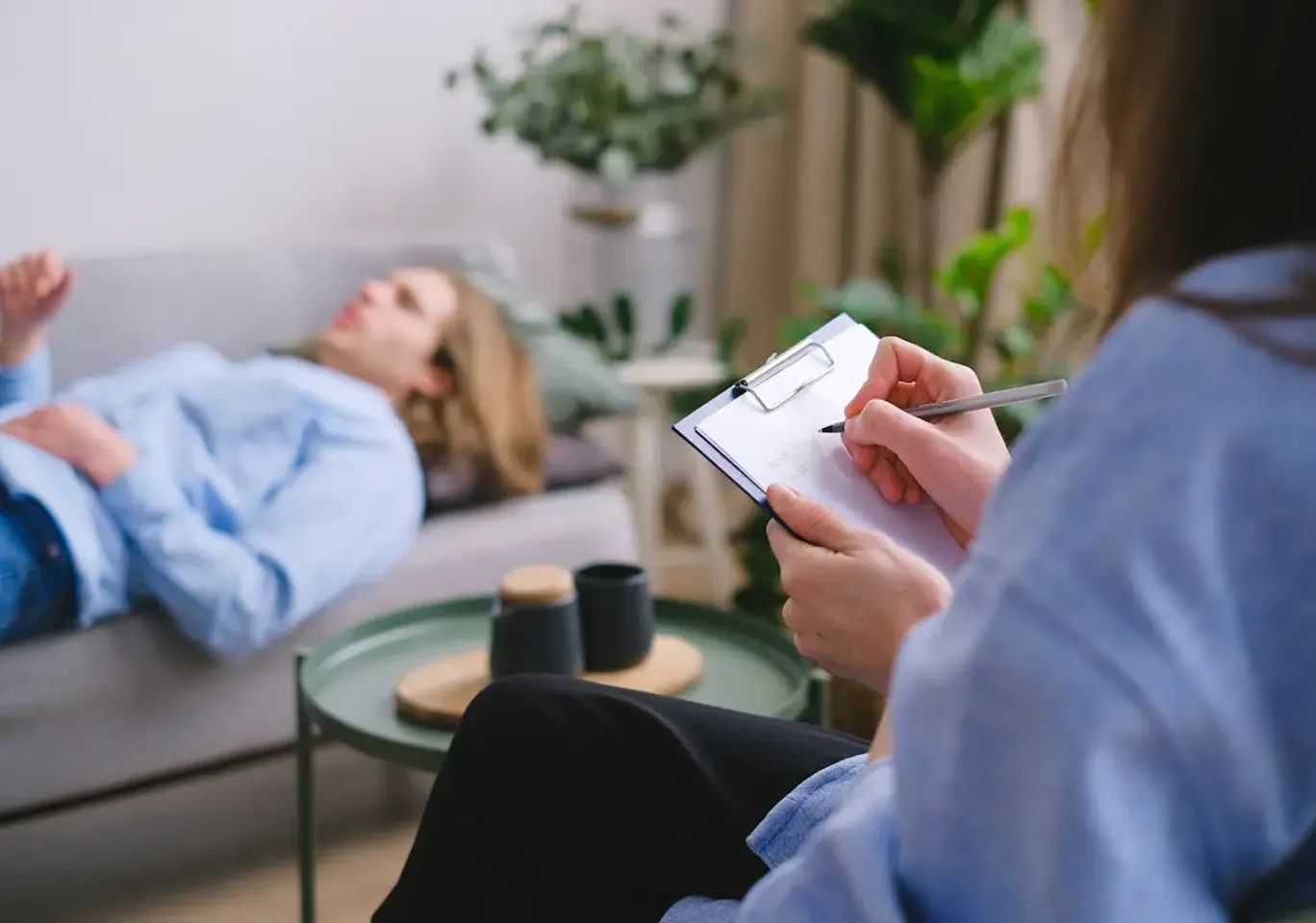 Terapia uzależnień Gdańsk: sesja terapeutyczna na kozetce