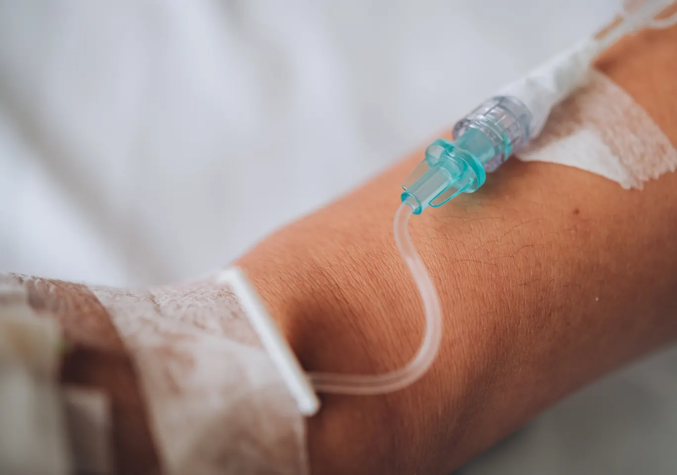 Kroplówki witaminowe Nowy Dwór Gdański: wenflon oklejony na przedramieniu podczas wlewu